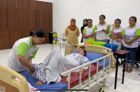 高雄醫院照護實習，護士照顧病人，學員觀察學習醫護技能.