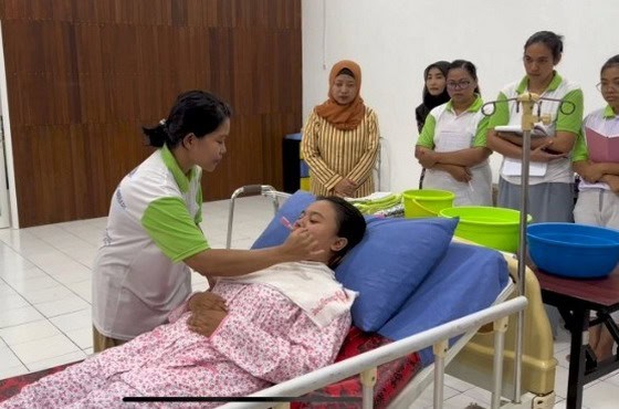 醫護人員照顧病人示範，展現專業醫療服務與人道關懷。.