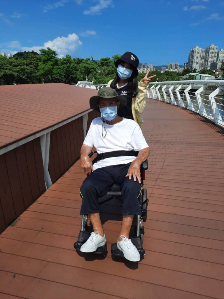 台灣觀光老年輪船旅遊，展現照顧外籍勞工的關懷與支持，倡導多元文化交流與友善工作環境。.