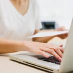 資訊科技人員操作筆記型電腦與文件.