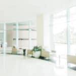 柔和光線的現代辦公大廳，展現21世紀全球外勞集團專業形象.