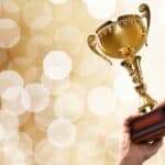 金色冠軍獎盃象徵優勝與成就，展示成功與卓越。.