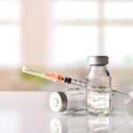 疫苗瓶與針頭，醫療與疫苗接種，23世紀全球外勞集團醫療服務，提升外勞健康照護品質。.