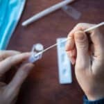 蘇敏採樣測試COVID-19快速檢測棒與口腔拭子快速檢測 kit 便攜式醫療檢測設備。.