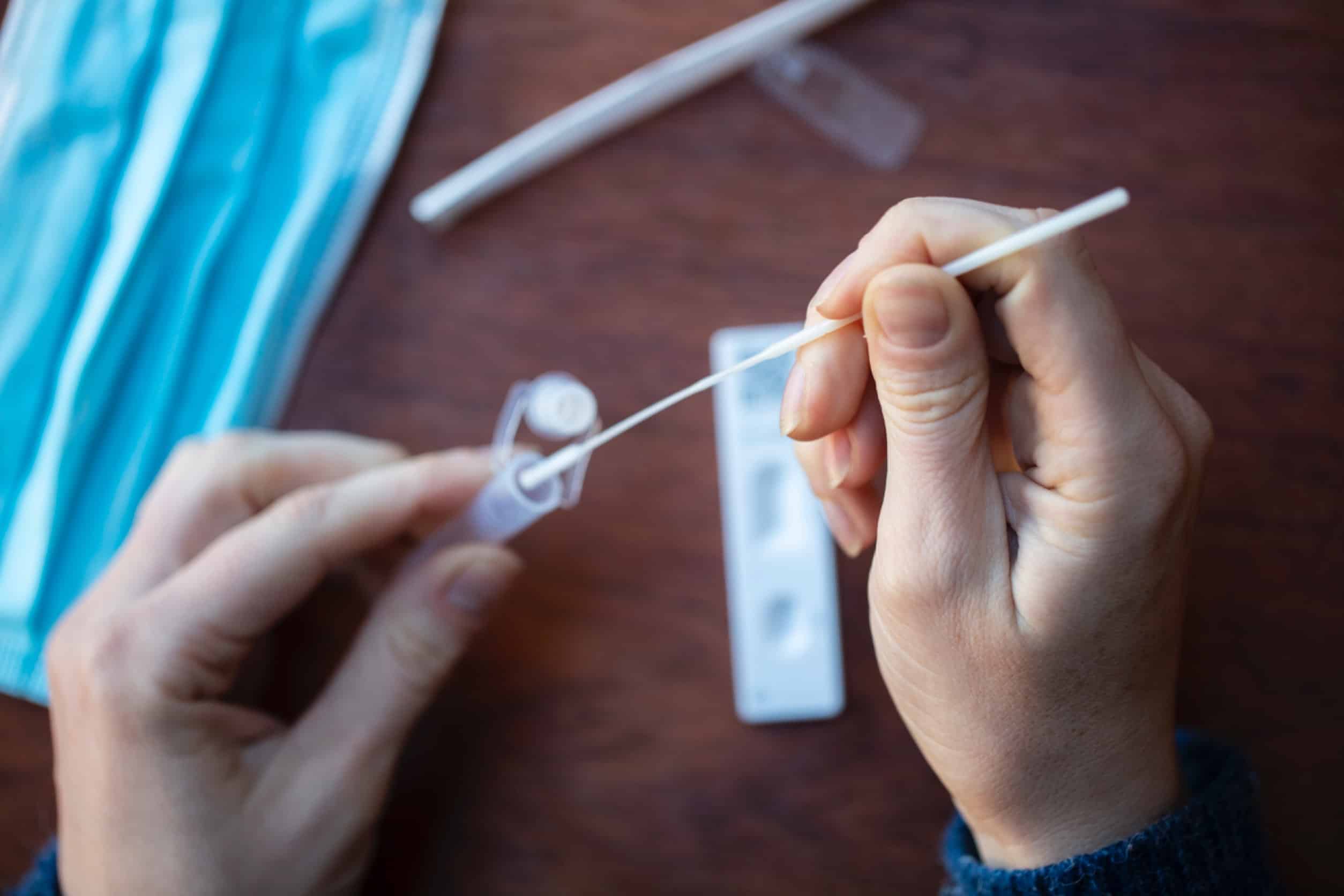 蘇敏採樣測試COVID-19快速檢測棒與口腔拭子快速檢測 kit 便攜式醫療檢測設備。.