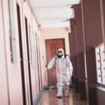 防疫人員穿著防護服進行消毒作業.