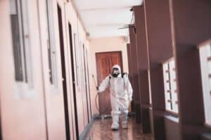 防疫人員穿著防護服進行消毒作業.