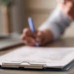 外國勞工簽署文件的專業場景, 21世紀全球外勞集團服務資訊。.