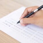 考試答題紙上批改選擇題，專注於外勞招聘與管理。.