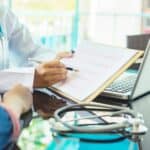 高雄人醫護專業與醫療設備檢測，展示台灣醫療專業人才的實務操作 scene.