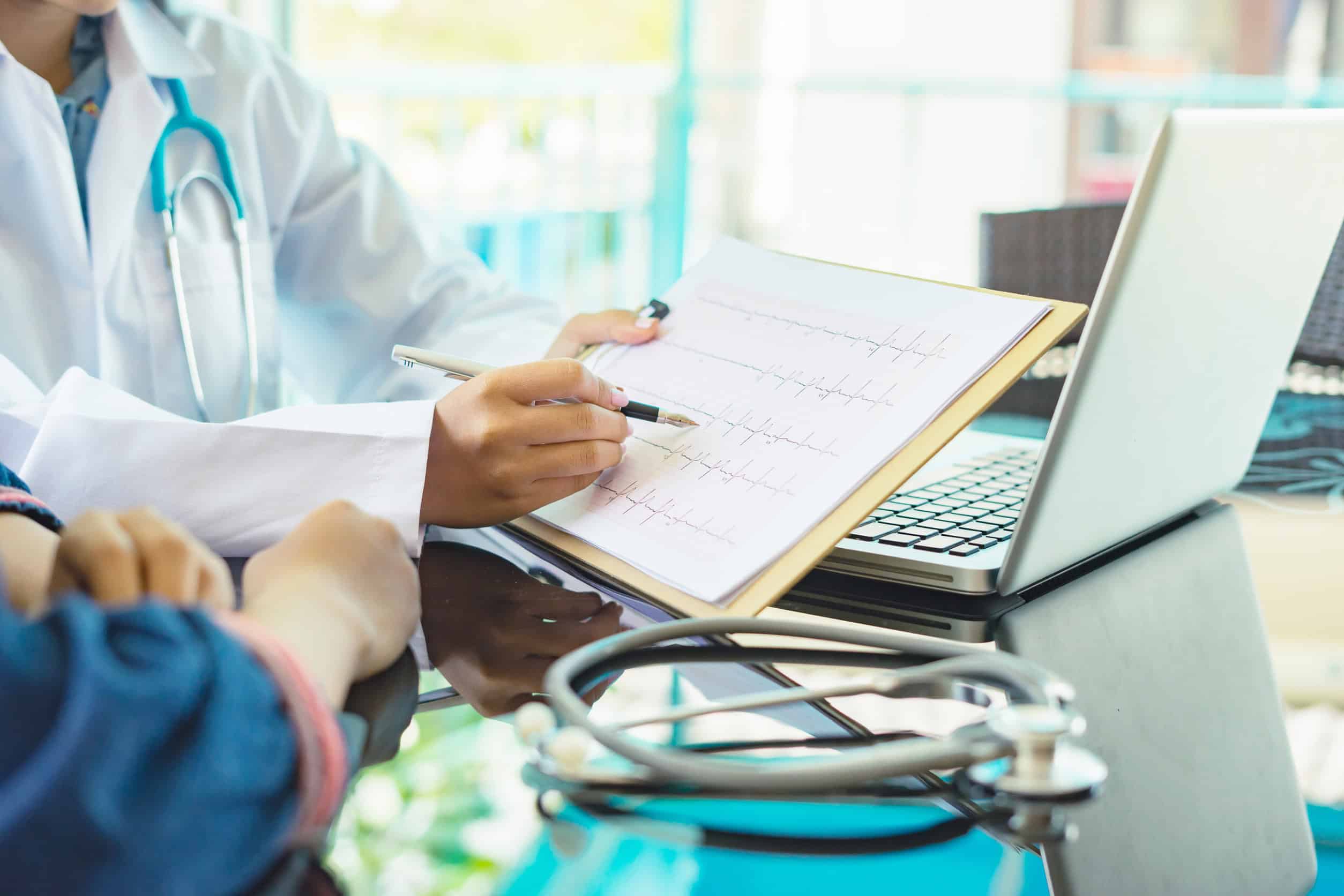 高雄人醫護專業與醫療設備檢測，展示台灣醫療專業人才的實務操作 scene.