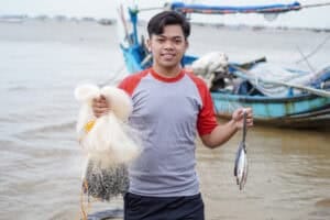 捕魚男孩展示新鮮海產，彰顯21世紀全球外勞集團專業捕魚團隊。.