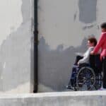 無障礙扶助殘障人士，關懷弱勢群體，展示人文關懷與平等。.