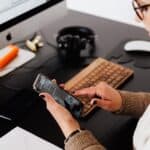 專業外勞招聘管理人員使用手機工作.