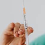 疫苗注射針管，專業醫療外科醫生用於疫苗接種與疾病防治。.