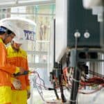 專業外勞進行電氣檢測與維修工作示範.