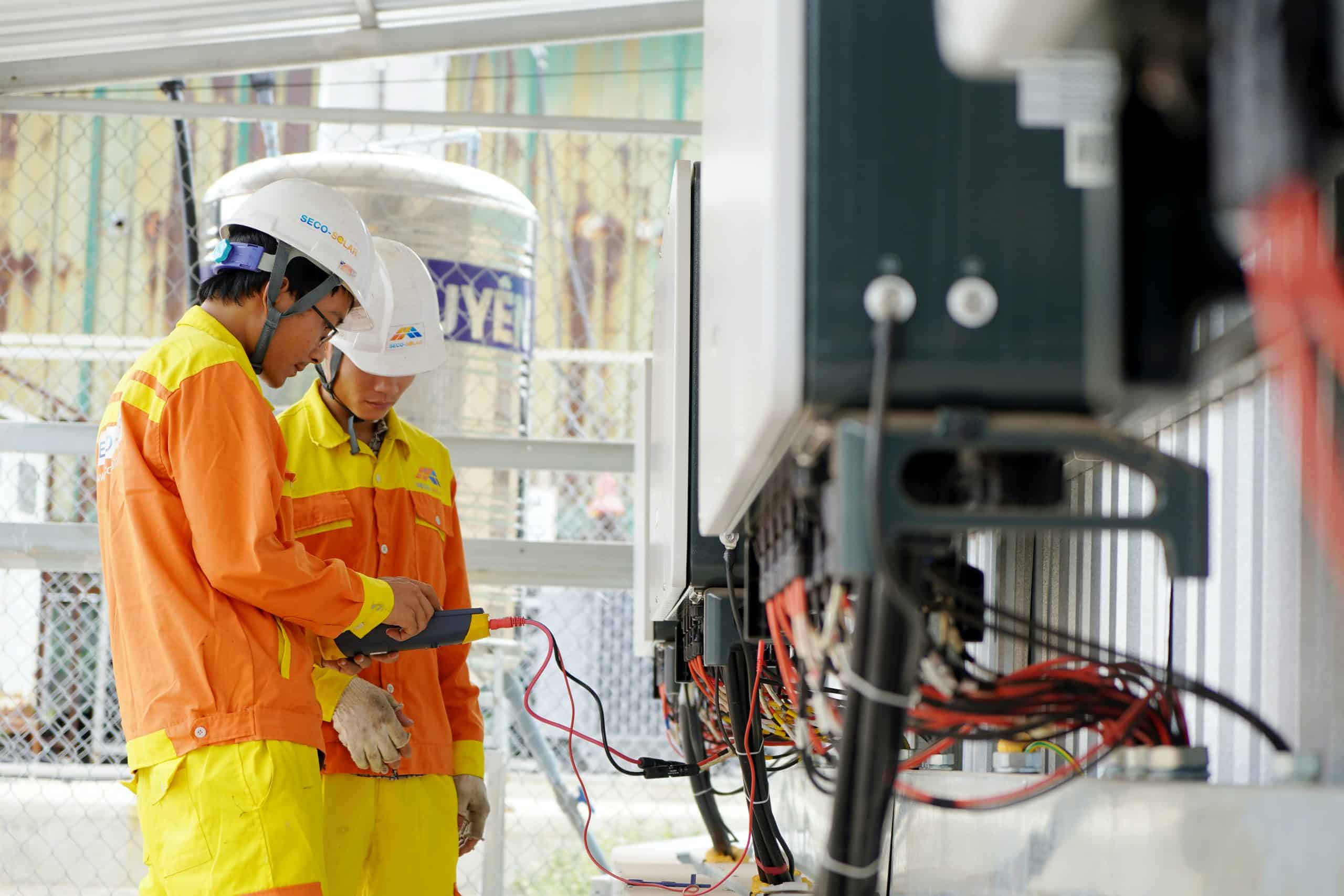 專業外勞進行電氣檢測與維修工作示範.