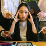 焦慮女性在多位專家討論下感到壓力大，象徵外勞與跨國合作挑戰。.