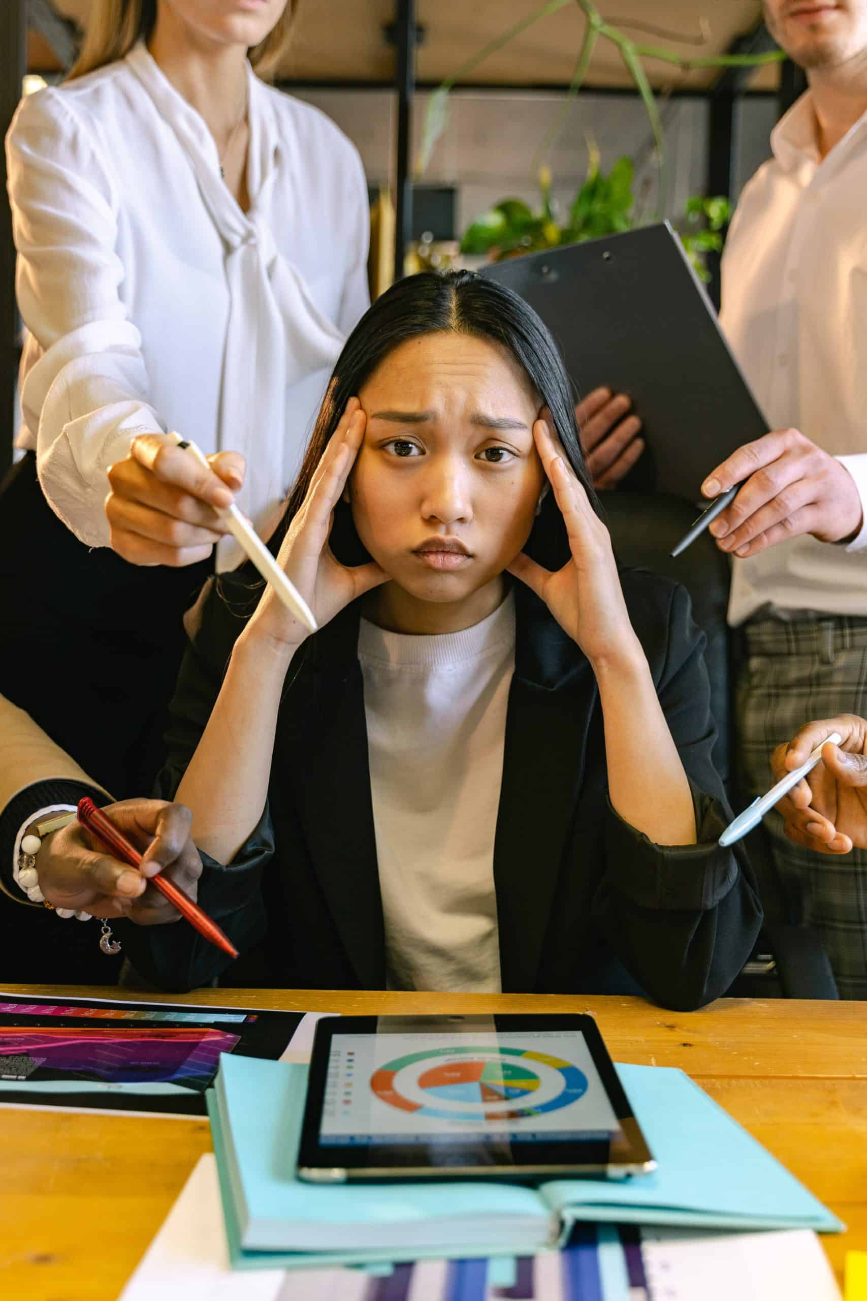焦慮女性在多位專家討論下感到壓力大，象徵外勞與跨國合作挑戰。.