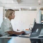 專注於電腦工作的外籍員工，展示21世紀全球外勞集團的國際人才力量.