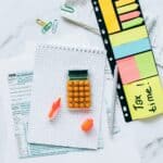 多彩的收納夾在整理票據與文件，搭配計算器和稅務表格，呈現專業財務整理與稅務申報的工作場景。.