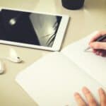 多國外勞管理辦公桌上的平板和筆記本，展現21世紀全球外勞集團專業服務。.