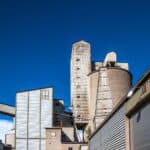 廠房與工廠設施，彰顯工業建築的特色與外勞工作環境.