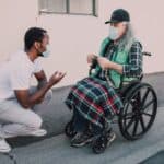 外勞與志願者溝通，關注跨國勞工支援與健康照護，彰顯多元合作與人道關懷。.