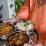 營養印度咖哩與白飯和豆子，印度文化餐桌。.