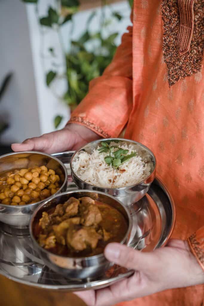 營養印度咖哩與白飯和豆子，印度文化餐桌。.