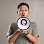 外勞宣傳圖片, 21世紀全球外勞集團宣傳素材, 人物使用喇叭喊話促銷外勞服務, 展現多元外籍勞工連結，強化國際合作與專業服務。.