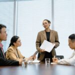 外籍勞工在台灣企業與人力仲介討論工作安排.