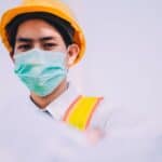 安全帽與口罩的亞洲建築工人展示2023年全球外勞新趨勢.