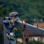 焊接工程師在建築工地上進行金屬焊接作業，展現專業技術和堅持安全。.