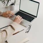 高效工作環境 展示21世紀全球外勞集團專業服務圖像.