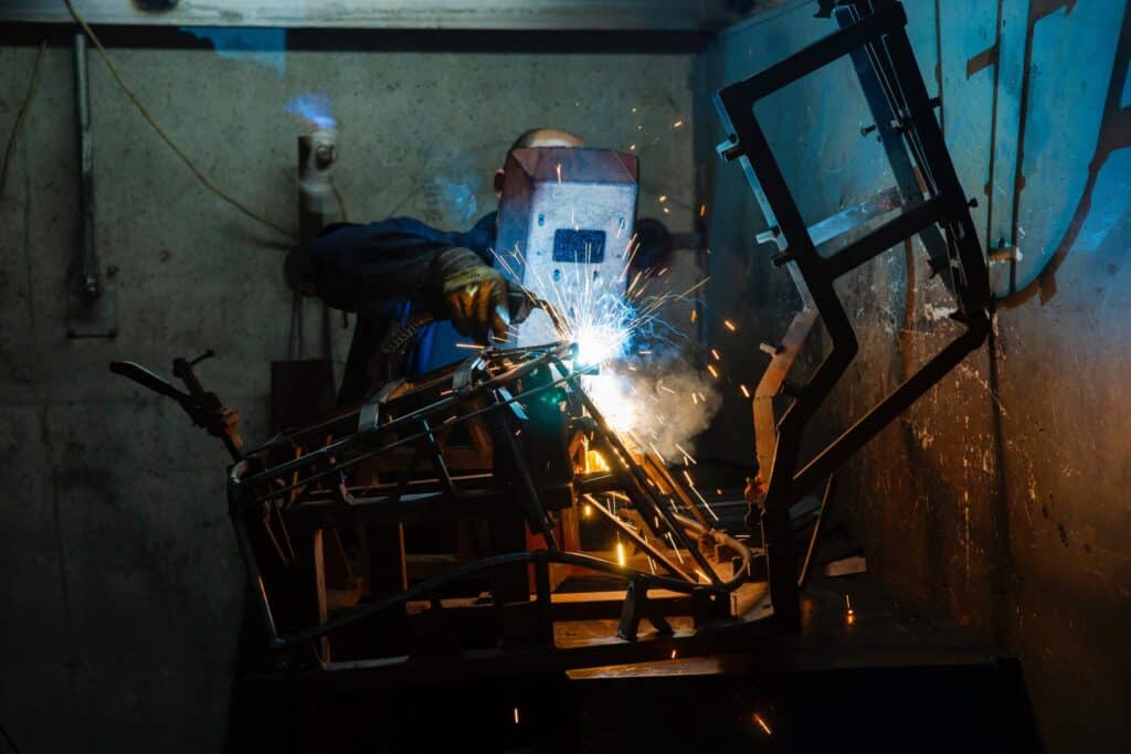 高雄工廠焊接工人專業作業，展現高效工藝與技術實力.