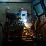 高雄工廠焊接工人專業作業，展現高效工藝與技術實力.