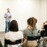 專業外語課程講師與學員互動，提升全球外勞招聘與管理能力 | 21世紀全球外勞集團 SEO優化圖片.