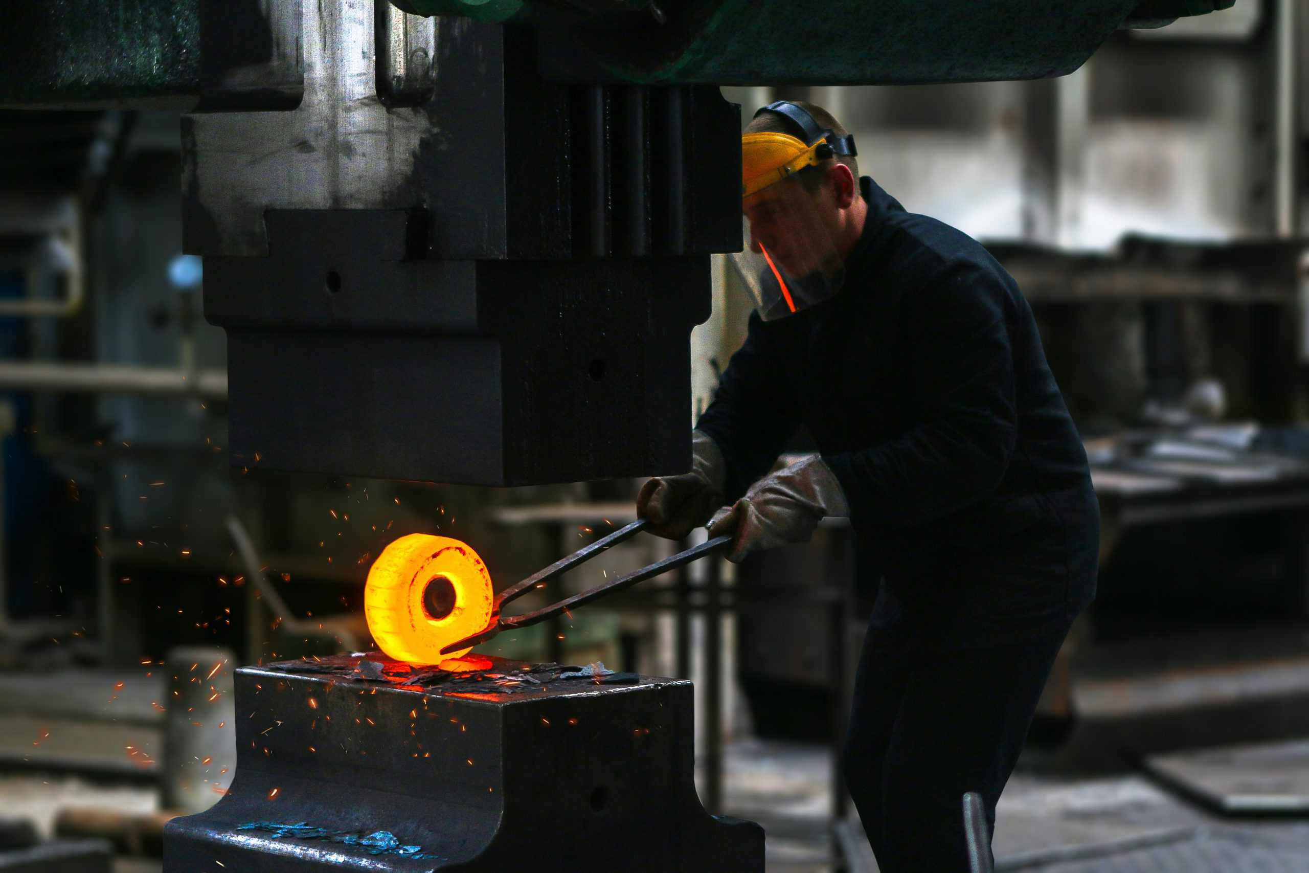 外籍移工｜截至2月 製造業定期查核實施60次 查核逾158萬家次 移工超額違規2.82％示意圖