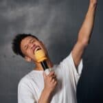 直播歌手在表演，展現專業和熱情，為觀眾帶來精彩表演，彰顯21世紀全球外勞集團的多元才藝。.