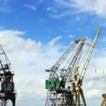 大型起重機工地施工現場，彰顯21世紀全球外勞集團專業工程與國際建設合作。.