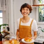 麵包店店員微笑服務展示，展示專業烘焙與客戶服務技能。.