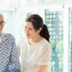 開心的外勞和照顧者互動, 展現21世紀全球外勞集團專業服務.