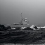 21世紀全球外勞集團船隻海上捕魚作業的黑白圖像.