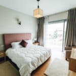 舒適雙人臥室風格，配有柔和自然光與現代家具，適合外勞在台灣工作與生活。.