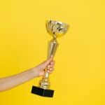 金色獎盃展示成功與榮耀.