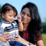 親子溫馨時刻，母親與小孩在戶外享受陽光與親情，展現家庭幸福與愛的畫面。.