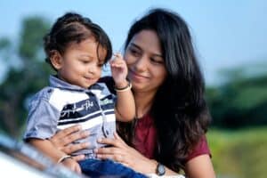 親子溫馨時刻，母親與小孩在戶外享受陽光與親情，展現家庭幸福與愛的畫面。.