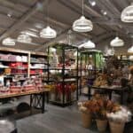 精美彩妝用品和禮品展示區，適合外籍勞工工作坊或休閒場所，展現多元產品選擇。.