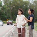 操控外勞照顧長者的專業服務場景.